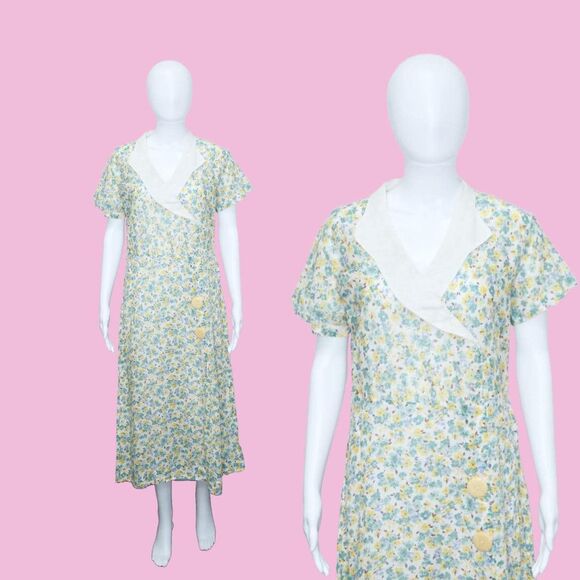 1930s Floral Short Sleeve Cotton Collared Dress W/Large Decorative Buttons. M-XL